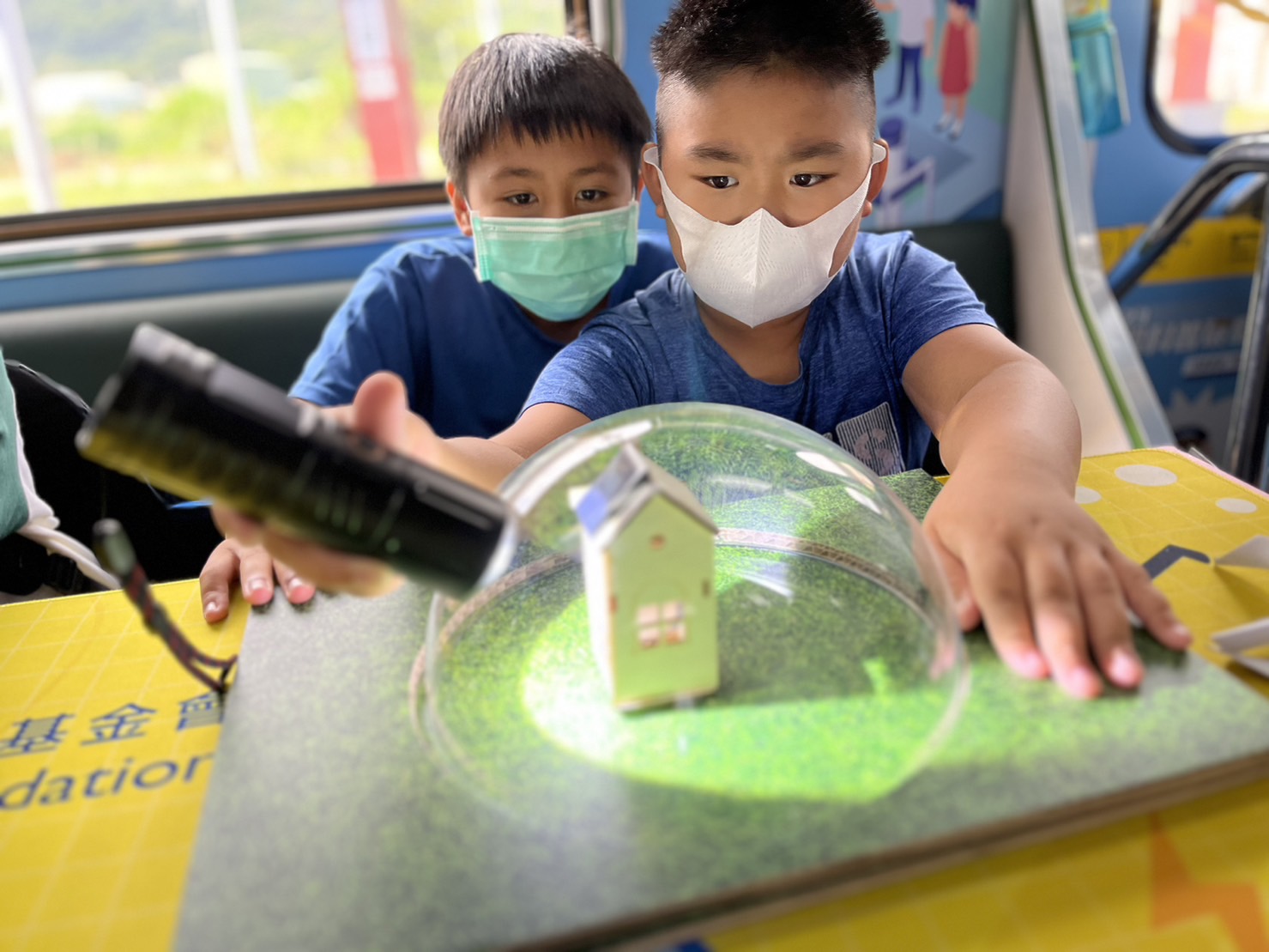 3499拉斯维加斯參與基礎科學主題車廂，以STEAM教學精神，設計「逐日科學家」、「太陽能工程師」以及「淨零建築師」三大能源科普課程和實驗